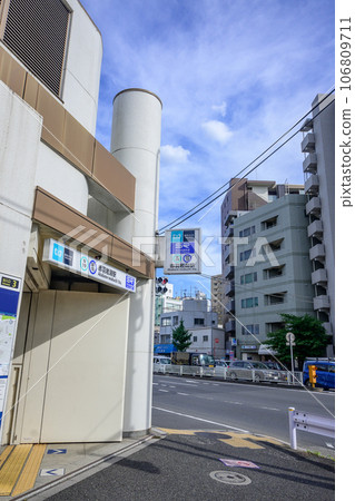 東京北區赤羽岩淵站前的十字路口和街景 東京北區赤羽岩淵站前的十字路口和街景 106809711