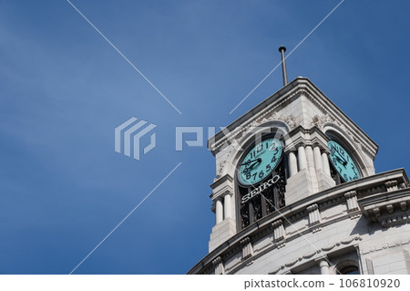 在藍天發光的時鐘錶 106810920