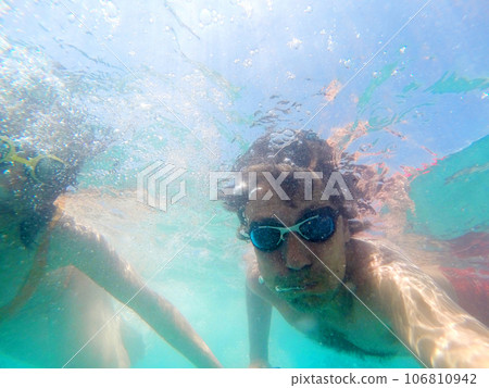 Couple having fun underwater in the sea 106810942