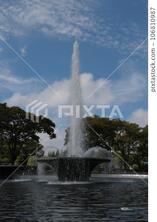 A park with a fountain 106810987