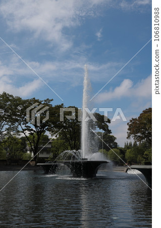 A park with a fountain 106810988