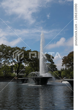 A park with a fountain 106810990