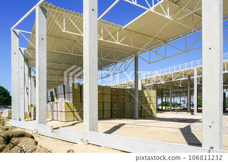 Steel and concrete frame structure of commercial building, stacked thermal insulating materials Steel and concrete frame structure of commercial building, stacked thermal insulating materials 106811232