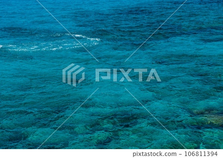 Natural background of emerald, turquoise sea water 106811394
