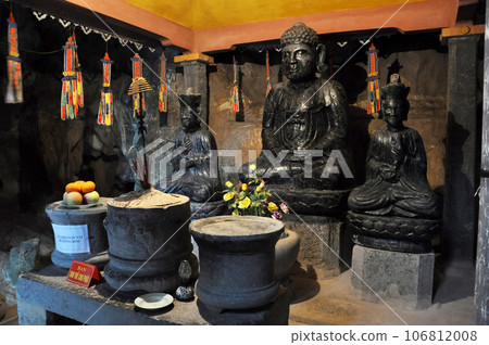 Interior of the Bich Dong pagoda, Ninh Binh, Vietnam 106812008