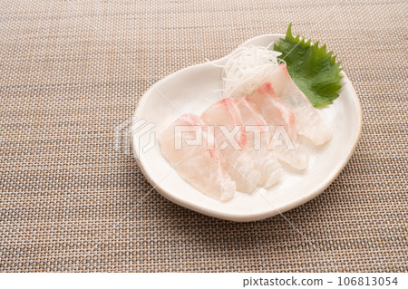 Snapper sashimi 106813054