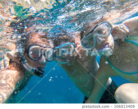Underwater view of snorkeling friends 106813409