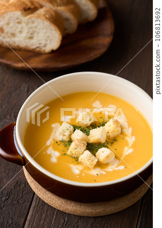 Pumpkin soup 106813692