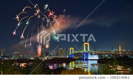 12 月,彩虹橋上空綻放聖誕煙花,絢麗多彩 12 月,彩虹橋上空綻放聖誕煙花,絢麗多彩 106814061