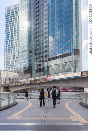 東京都澀谷區重建工作正在進行中的澀谷櫻花舞台、高層建築和人行天橋 東京都澀谷區重建工作正在進行中的澀谷櫻花舞台、高層建築和人行天橋 106815300