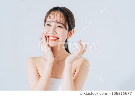 一個微笑的少婦的秀麗圖像 106815677