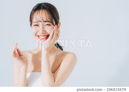 一個微笑的少婦的秀麗圖像 106815679