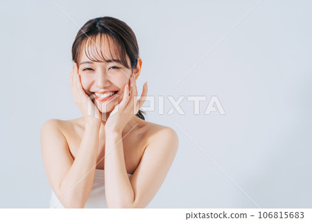 一個微笑的少婦的秀麗圖像 106815683