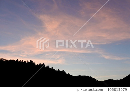 初秋日落後,茜草雲在西邊的天空中飄揚 初秋日落後,茜草雲在西邊的天空中飄揚 106815979