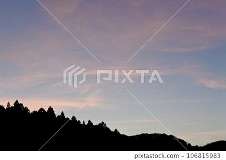 初秋日落後，茜草雲在西邊的天空中飄揚 106815983