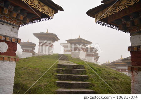 不丹,幸福之國 多楚拉山口,不丹籠罩在霧氣中 不丹,幸福之國 多楚拉山口,不丹籠罩在霧氣中 106817074