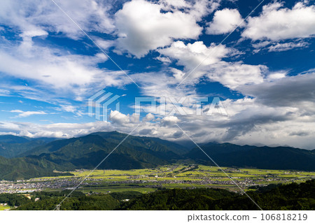 [Niigata Prefecture] Summer rural landscape of Minami Uonuma and view of the Uonuma skyline 106818219