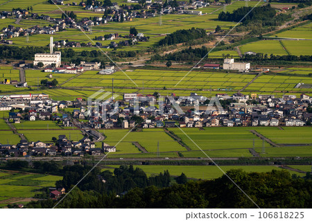 [Niigata Prefecture] Summer rural landscape of Minami Uonuma and view of the Uonuma skyline 106818225