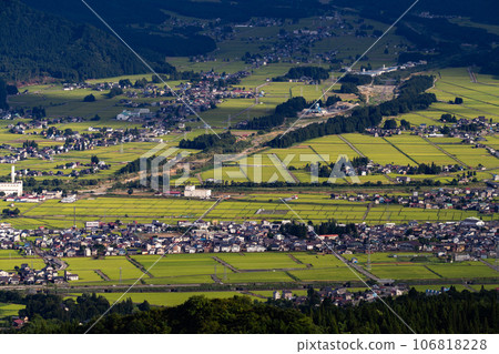 [Niigata Prefecture] Summer rural landscape of Minami Uonuma and view of the Uonuma skyline 106818228