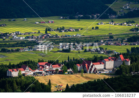 [Niigata Prefecture] Summer rural landscape of Minami Uonuma and view of the Uonuma skyline 106818237