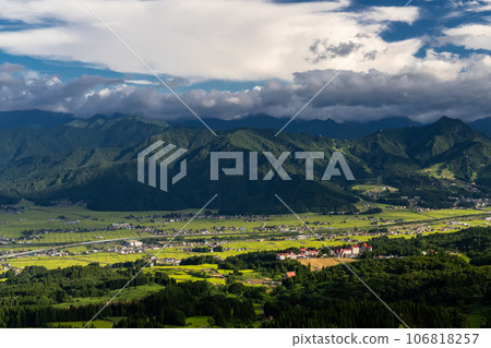 [Niigata Prefecture] Summer rural landscape of Minami Uonuma and view of the Uonuma skyline 106818257