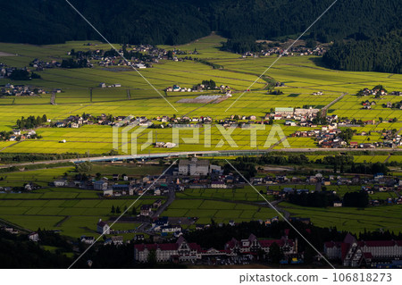 [Niigata Prefecture] Summer rural landscape of Minami Uonuma and view of the Uonuma skyline 106818273