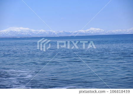 Shiretoko Peninsula seen from Notsuke Peninsula in midwinter 106818439