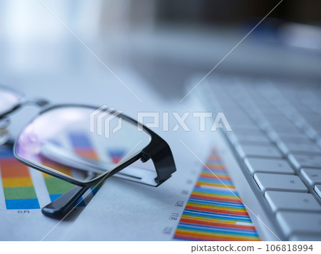 桌上的圖表、鍵盤和眼鏡 桌上的圖表、鍵盤和眼鏡 106818994