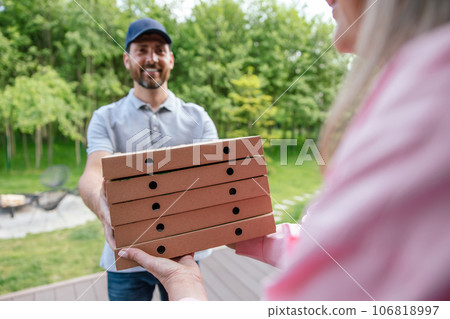 Courier man express grocery delivery to female customer. 106818997