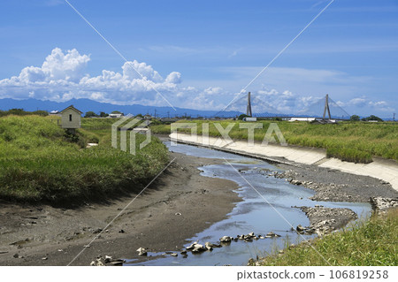 藍天白雲,八月美山市伊江川夏景 藍天白雲,八月美山市伊江川夏景 106819258