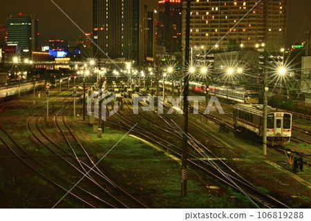 A train that runs the night city 106819288