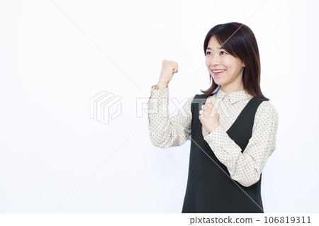 一個三十多歲的女人在白色背景前擺出膽量姿勢 106819311