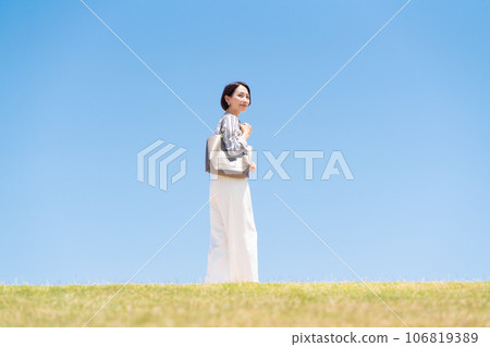 blue sky business woman 106819389