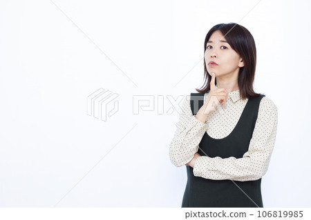 白人背景前憂心忡忡的三十多歲女人 106819985