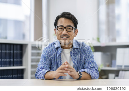 一名 50 多歲的男子戴著眼鏡看著鏡頭 一名 50 多歲的男子戴著眼鏡看著鏡頭 106820192