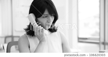 一名女員工在電話中警告的單色圖像 106820303