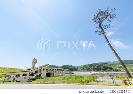 Rikuzentakata City, Iwate Prefecture, the remains of the Great East Japan Earthquake, the Rikuzentakata Youth Hostel and the miraculous lone pine tree 106820473