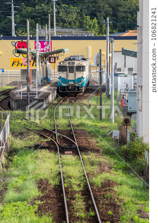 [鳴門線] 普通列車在鳴門站等待發車 106821241