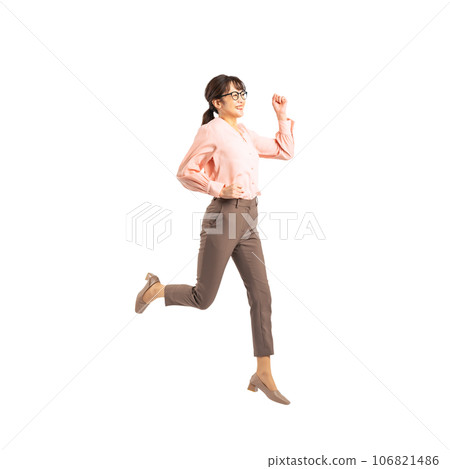 PNG跳躍的中年婦女背景透明摳圖 PNG跳躍的中年婦女背景透明摳圖 106821486