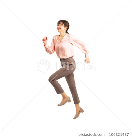 PNG跳躍的中年婦女背景透明摳圖 106821487