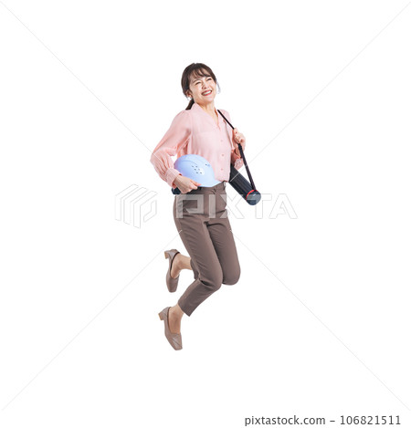 PNG戴著頭盔跳躍的中年婦女背景透明切口 106821511