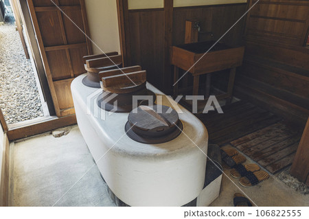 土間是日本古老房屋中常見的一種結構，配有設計獨特的水壺、木蓋和鍋。 106822555