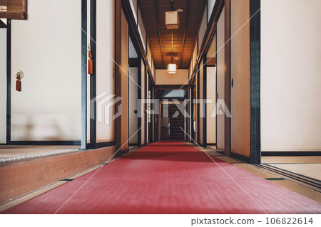 一條長長的榻榻米走廊連接著許多房間， 106822614
