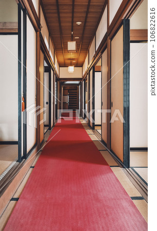 一條長長的榻榻米走廊連接著許多房間， 106822616