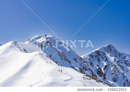 北阿爾卑斯山的唐松山雪山登山 從八方尾根眺望唐松山山頂 北阿爾卑斯山的唐松山雪山登山 從八方尾根眺望唐松山山頂 106822952