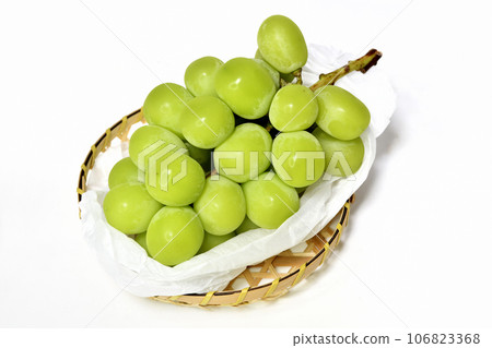 Shine muscat on white background Shine muscat on white background 106823368