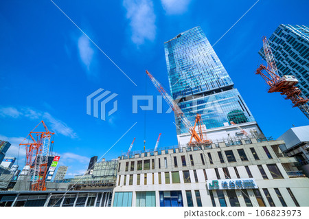 日本九月的東京城市景觀。澀谷站全景、澀谷站拆除工程、大型起重機等 106823973