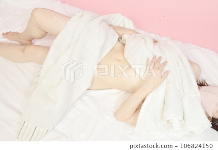 穿著床單的裸體女人 106824150
