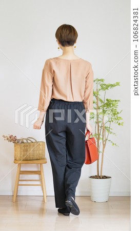 Fashion coordination of women's autumn clothes, whole body (portrait) 106824381