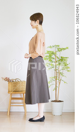 Fashion coordination of women's autumn clothes, whole body (portrait) Fashion coordination of women's autumn clothes, whole body (portrait) 106824943